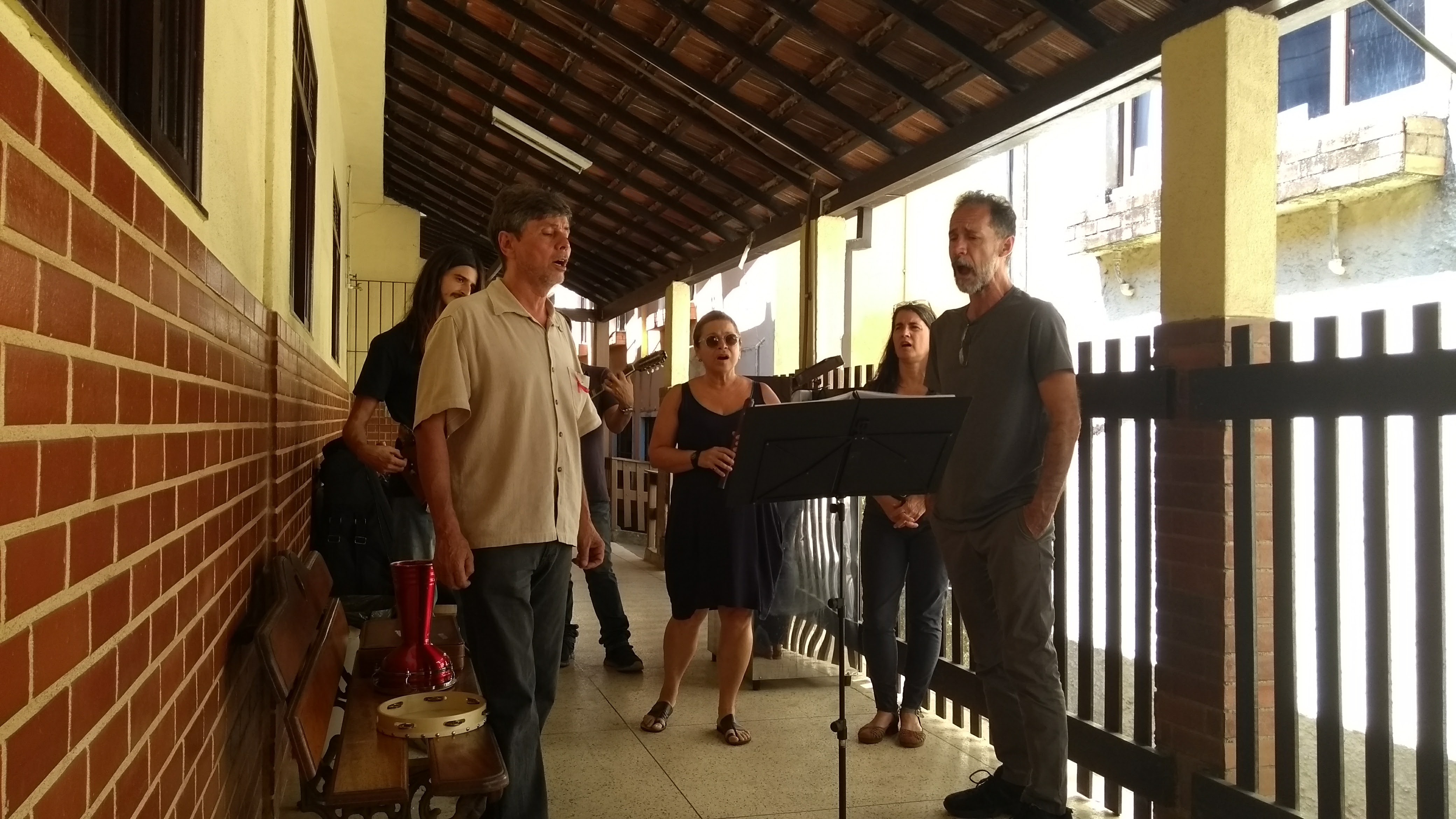 Os músicos visitaram diferentes setores da Pestalozzi de Niterói 